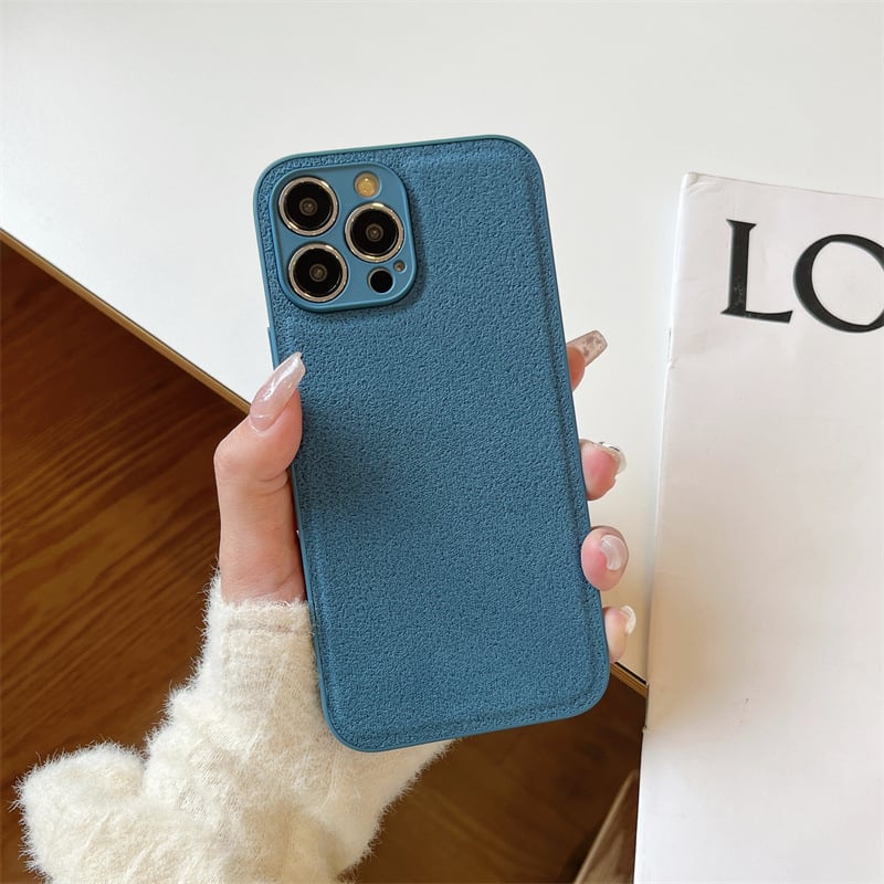 Husa minimalistă, într-o culoare solidă, mată, pentru iPhone 15 Pro, cu textură crater