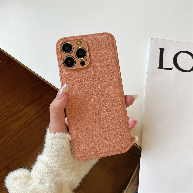 Husa minimalistă, într-o culoare solidă, mată, pentru iPhone 15 Pro, cu textură crater