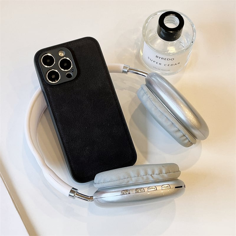 Husa minimalistă, într-o culoare solidă, mată, pentru iPhone 15 Pro, cu textură crater
