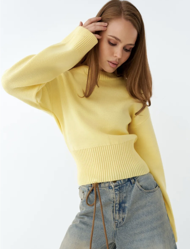 Pulover scurt tricotat pentru femei, culoare solidă, guler rotund, mâneci lungi, croială la talie, tricot mediu, stil elegant pentru navetă, toamna 2026