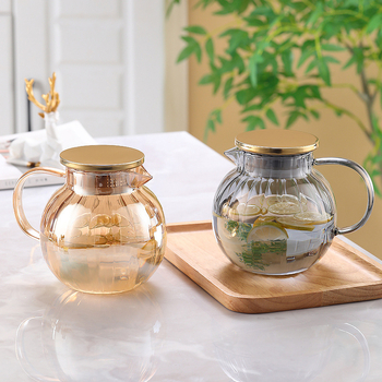 Carafă de sticlă de culoare chihlimburie cu dungi verticale, capacitate mare pentru apă și suc, design modern minimalist