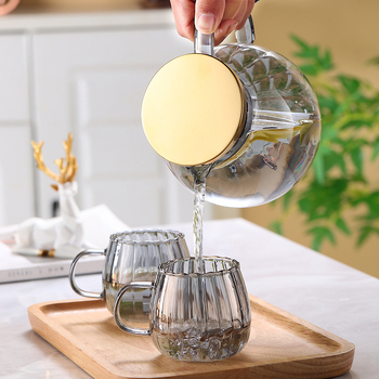 Carafă de sticlă de culoare chihlimburie cu dungi verticale, capacitate mare pentru apă și suc, design modern minimalist