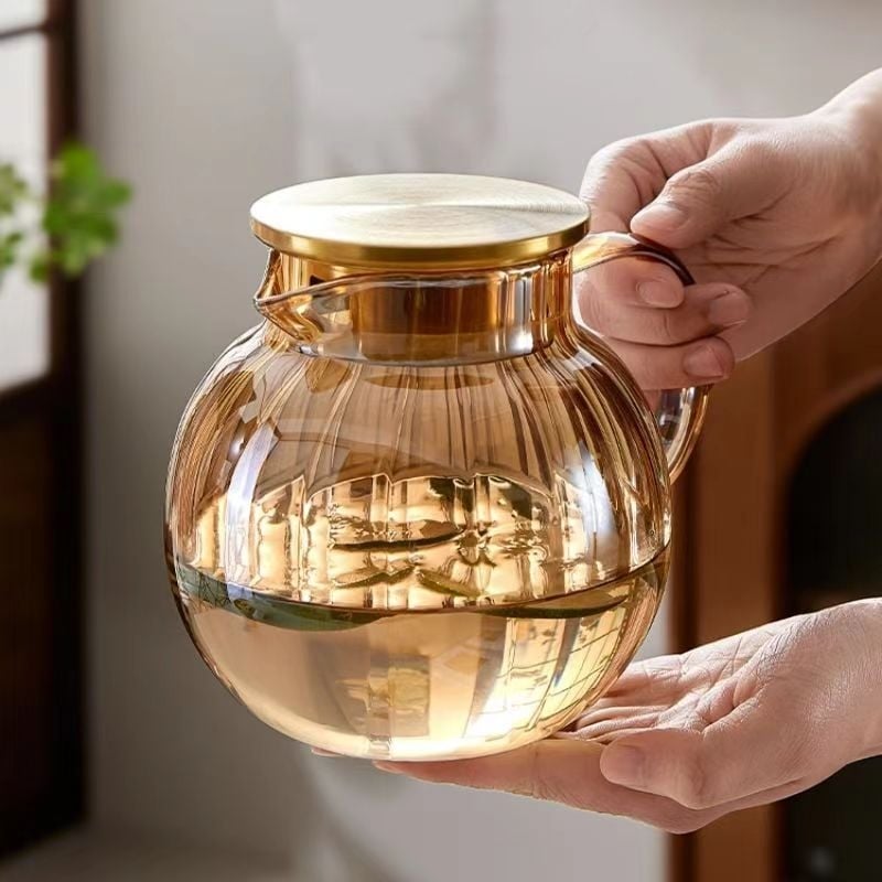 Carafă de sticlă de culoare chihlimburie cu dungi verticale, capacitate mare pentru apă și suc, design modern minimalist