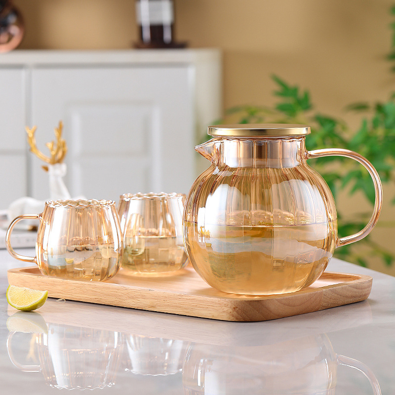 Carafă de sticlă de culoare chihlimburie cu dungi verticale, capacitate mare pentru apă și suc, design modern minimalist