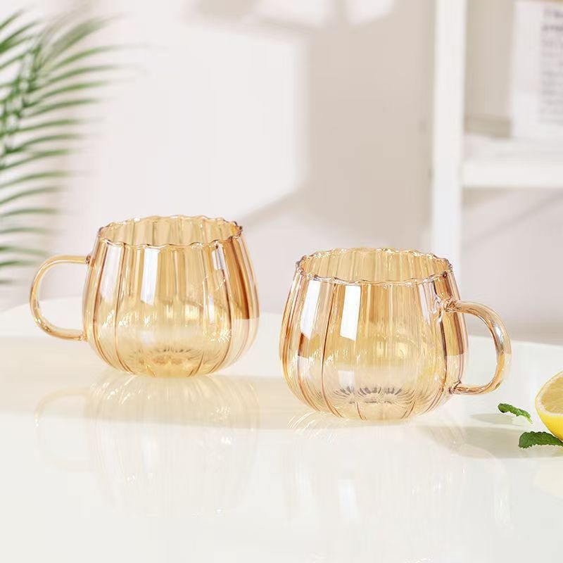 Carafă de sticlă de culoare chihlimburie cu dungi verticale, capacitate mare pentru apă și suc, design modern minimalist