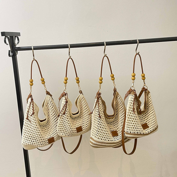 Geantă crossbody din răchită, design perforat, capacitate mare, geantă tip găleată de plajă pentru femei