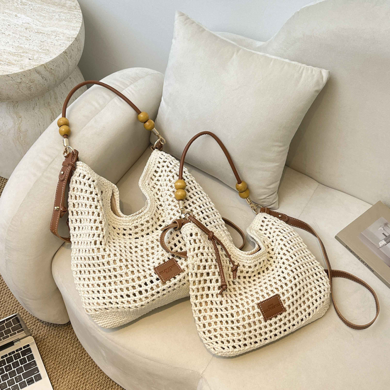 Geantă crossbody din răchită, design perforat, capacitate mare, geantă tip găleată de plajă pentru femei