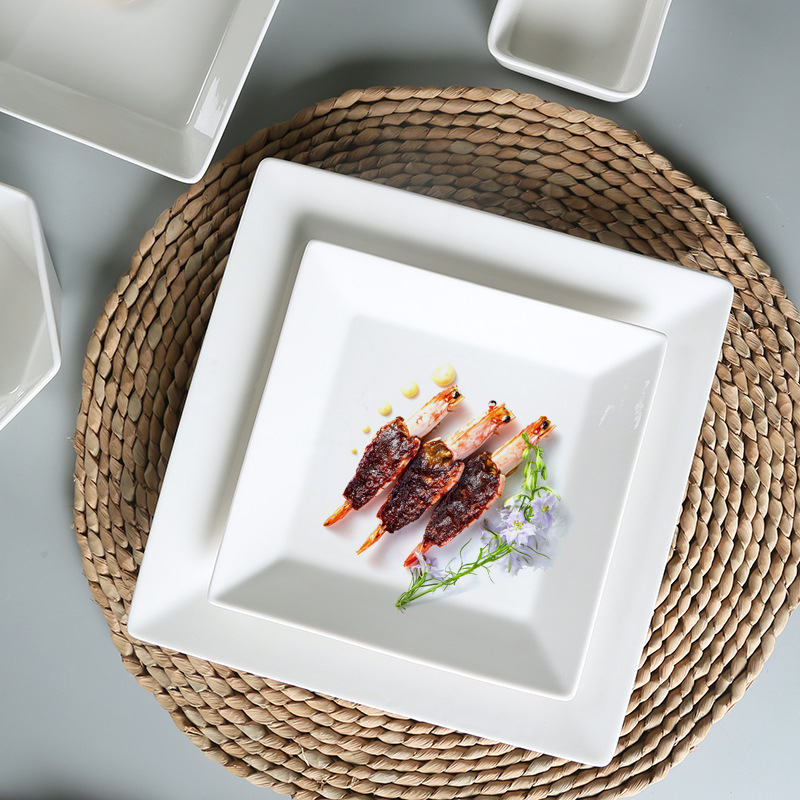 Farfurie pătrată din porțelan, albă, 18 cm, compatibilă cu microunde, finisaj glazurat, design modern minimalist, pentru steak, sushi, desert și feluri reci, uz casnic