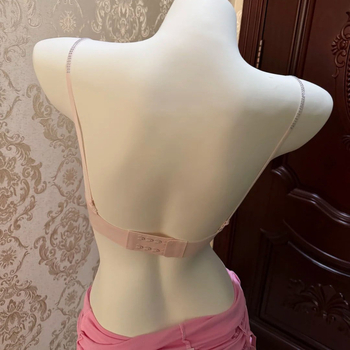 Sutien fără cusături, cu decolteu adânc și bretele subțiri, pentru sâni mici, cu efect de ridicare și modelare a spatelui.
