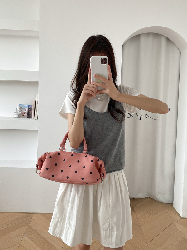 Geantă Boston din piele autentică, piele de vită mată, imprimeu cu buline, capacitate mare, purtare pe umăr sau crossbody.