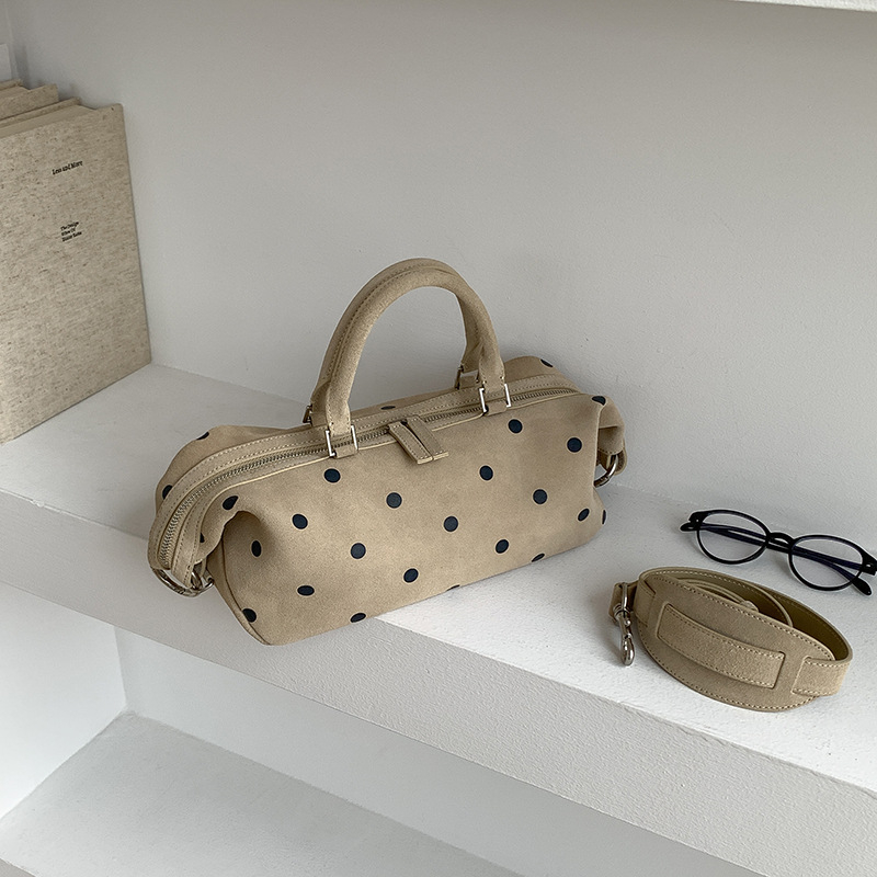 Geantă Boston din piele autentică, piele de vită mată, imprimeu cu buline, capacitate mare, purtare pe umăr sau crossbody.