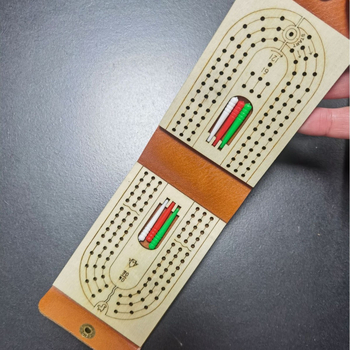 Cribbage: Joc de masă din lemn cu cărți și tablă de scor