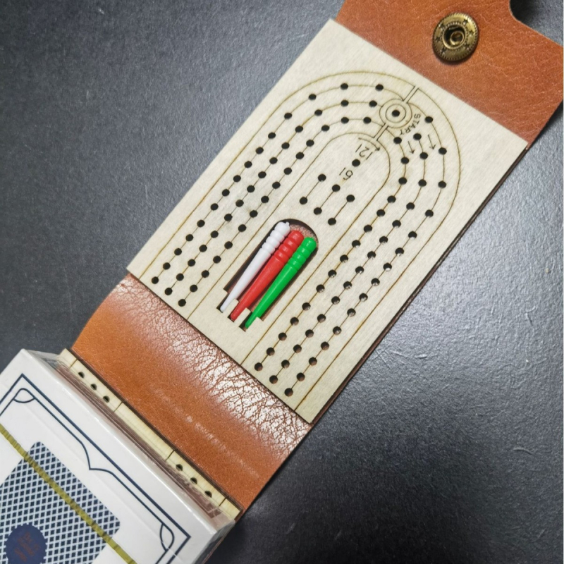 Cribbage: Joc de masă din lemn cu cărți și tablă de scor