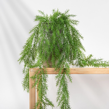 Liană artificială cu ace de pin – plantă verde pentru perete, decor interior