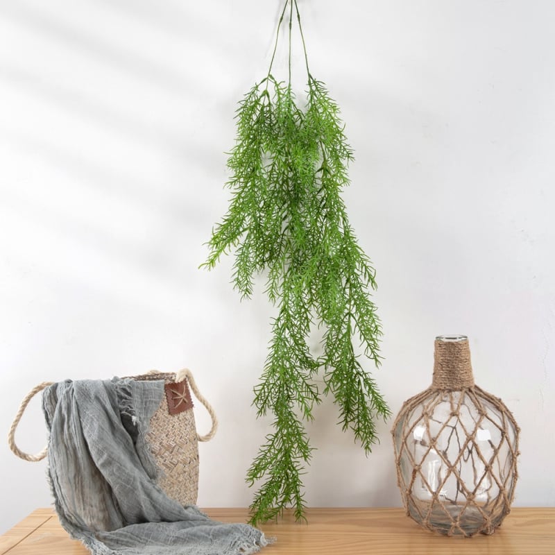 Liană artificială cu ace de pin – plantă verde pentru perete, decor interior