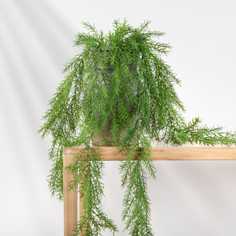 Liană artificială cu ace de pin – plantă verde pentru perete, decor interior
