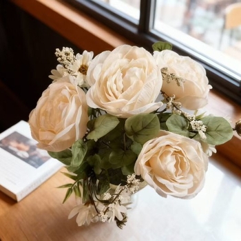 Buchet de flori artificiale cu bujori, crizanteme mici și trandafiri crem, pentru fotografie și decorarea meselor hotelului