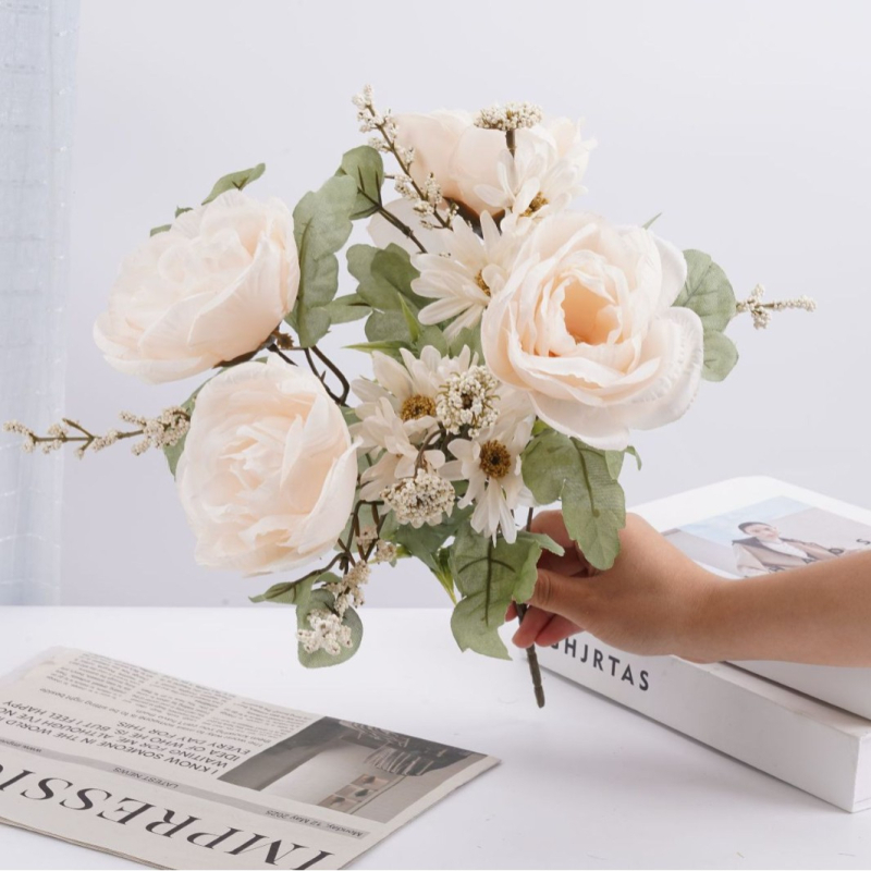 Buchet de flori artificiale cu bujori, crizanteme mici și trandafiri crem, pentru fotografie și decorarea meselor hotelului
