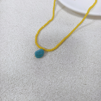 Colier cu pendant turcoaz în nuanțe lămâi, design color-block, stil geometric minimalist și elegant