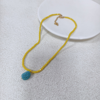 Colier cu pendant turcoaz în nuanțe lămâi, design color-block, stil geometric minimalist și elegant