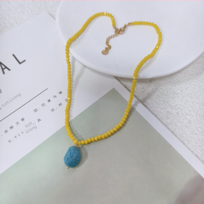 Colier cu pendant turcoaz în nuanțe lămâi, design color-block, stil geometric minimalist și elegant
