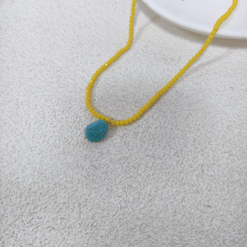 Colier cu pendant turcoaz în nuanțe lămâi, design color-block, stil geometric minimalist și elegant