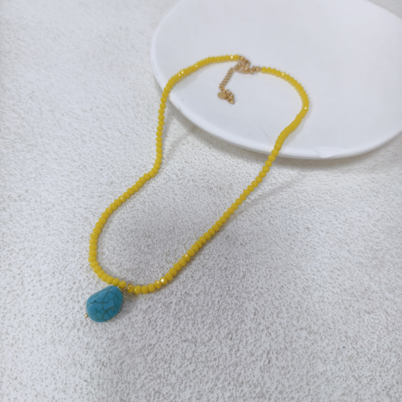 Colier cu pendant turcoaz în nuanțe lămâi, design color-block, stil geometric minimalist și elegant