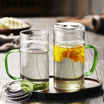 Pahar de ceai din sticlă borosilicată, în formă de semilună, cu filtru de infuzie și mâner colorat