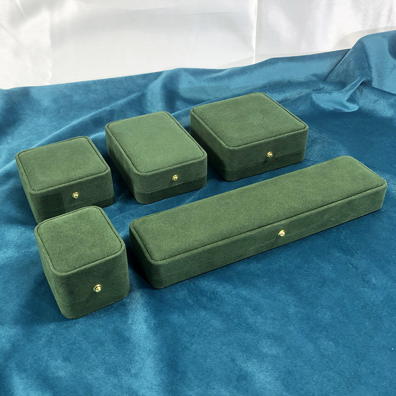 Cutie de inele verde închis, din velur, cu cataramă aurie și colțuri rotunde – cutie pentru bijuterii, colier și brățară