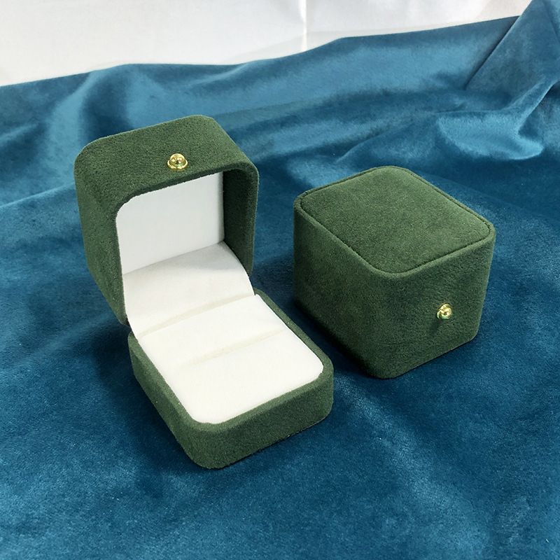 Cutie de inele verde închis, din velur, cu cataramă aurie și colțuri rotunde – cutie pentru bijuterii, colier și brățară