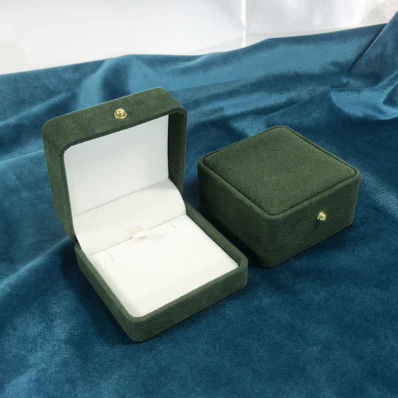 Cutie de inele verde închis, din velur, cu cataramă aurie și colțuri rotunde – cutie pentru bijuterii, colier și brățară