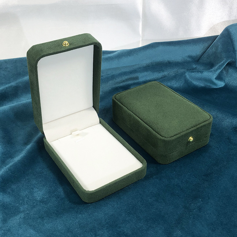 Cutie de inele verde închis, din velur, cu cataramă aurie și colțuri rotunde – cutie pentru bijuterii, colier și brățară