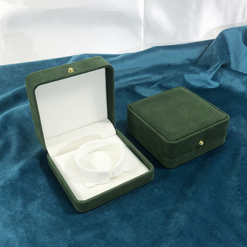 Cutie de inele verde închis, din velur, cu cataramă aurie și colțuri rotunde – cutie pentru bijuterii, colier și brățară