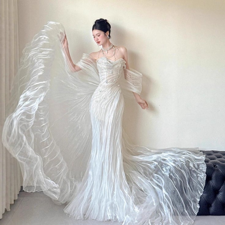 Rochie de seară din voal fluid, decolteu off-shoulder, siluetă sirenă, lux lejer, lungă, croitură la comandă