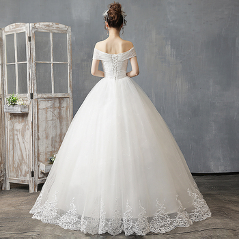 Rochie de mireasă în stil coreean, modă 2025, lungă, fără mâneci, cu decolteu pe un singur umăr.