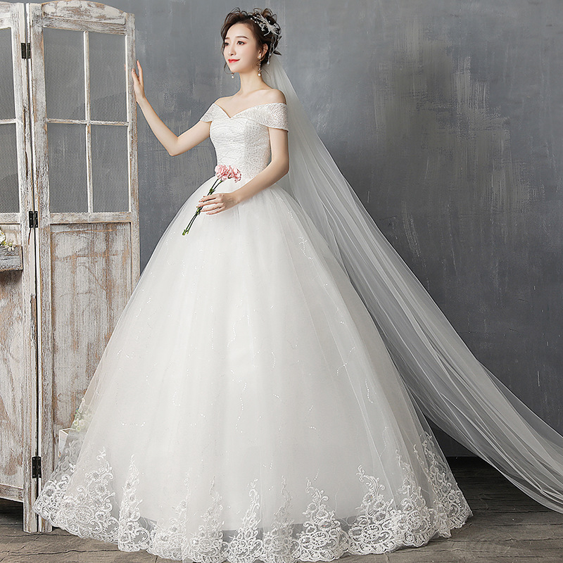 Rochie de mireasă în stil coreean, modă 2025, lungă, fără mâneci, cu decolteu pe un singur umăr.