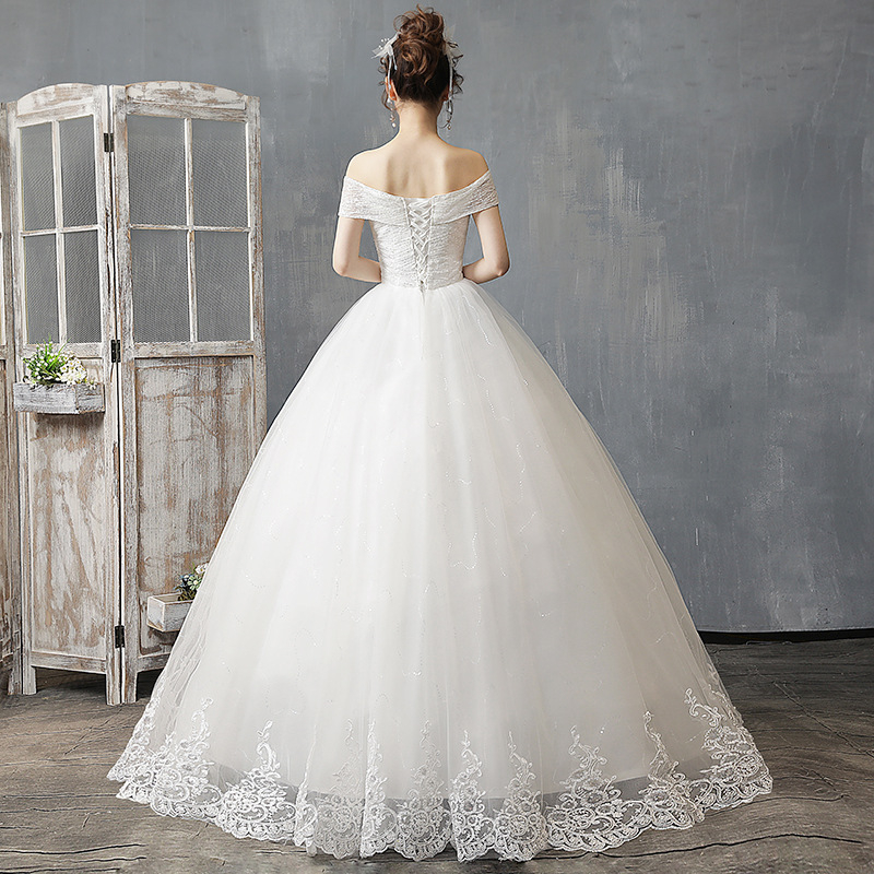 Rochie de mireasă în stil coreean, modă 2025, lungă, fără mâneci, cu decolteu pe un singur umăr.