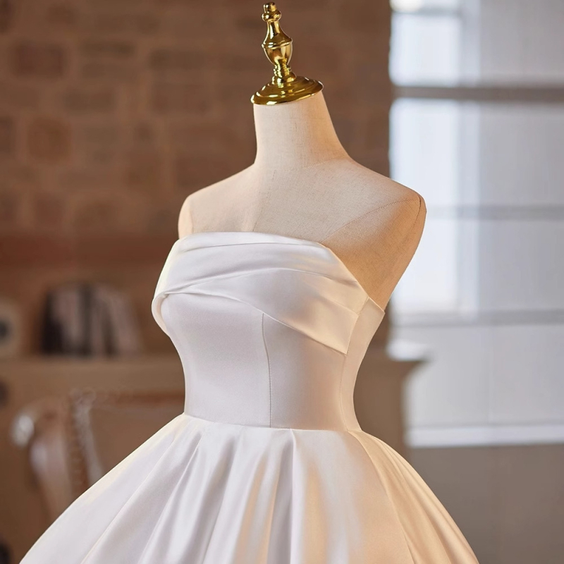 Rochie de mireasă scurtă, fără bretele, pentru siluete petite, talie înaltă, fără mâneci, fustă scurtă — potrivită pentru logodnă, petreceri și evenimente de seară