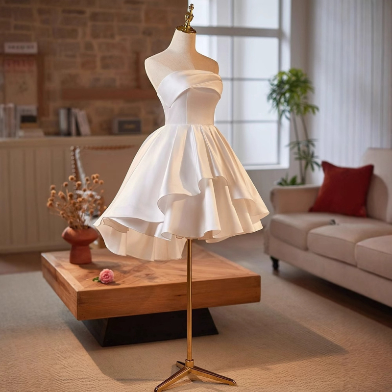 Rochie de mireasă scurtă, fără bretele, pentru siluete petite, talie înaltă, fără mâneci, fustă scurtă — potrivită pentru logodnă, petreceri și evenimente de seară