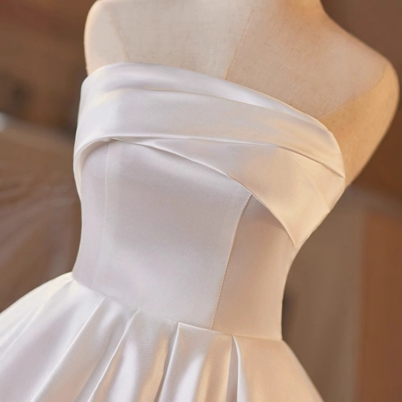Rochie de mireasă scurtă, fără bretele, pentru siluete petite, talie înaltă, fără mâneci, fustă scurtă — potrivită pentru logodnă, petreceri și evenimente de seară