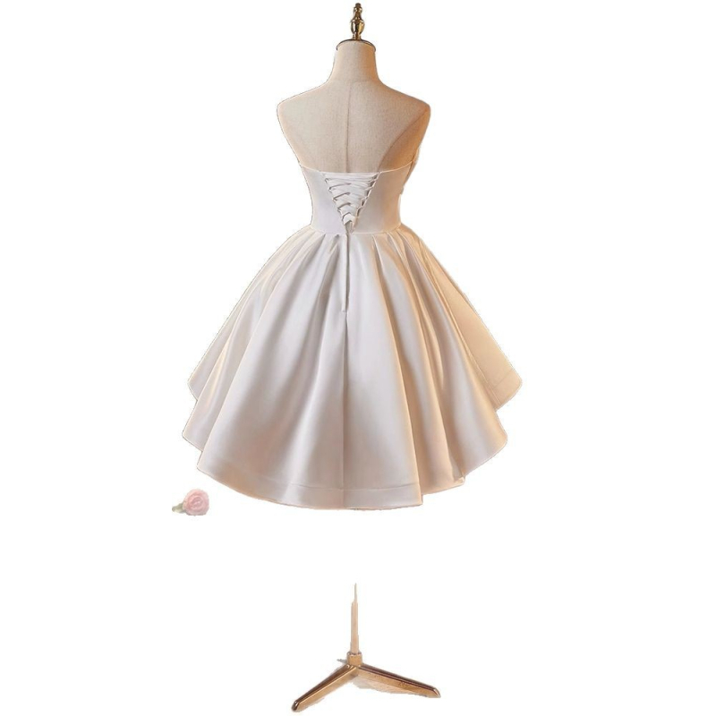 Rochie de mireasă scurtă, fără bretele, pentru siluete petite, talie înaltă, fără mâneci, fustă scurtă — potrivită pentru logodnă, petreceri și evenimente de seară