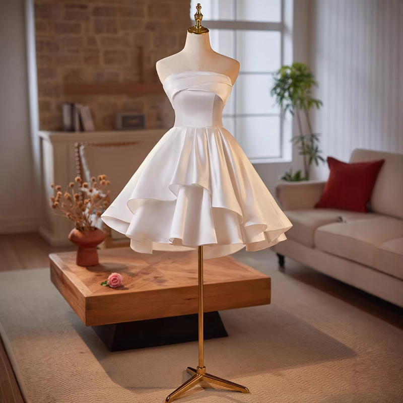 Rochie de mireasă scurtă, fără bretele, pentru siluete petite, talie înaltă, fără mâneci, fustă scurtă — potrivită pentru logodnă, petreceri și evenimente de seară
