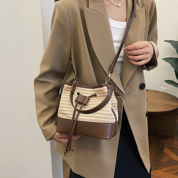 Geantă bucket împletită pentru femei, stil ușor de lux, culori în contrast, senzație premium, piesă versatilă pentru umăr sau crossbody.