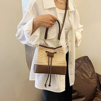Geantă bucket împletită pentru femei, stil ușor de lux, culori în contrast, senzație premium, piesă versatilă pentru umăr sau crossbody.