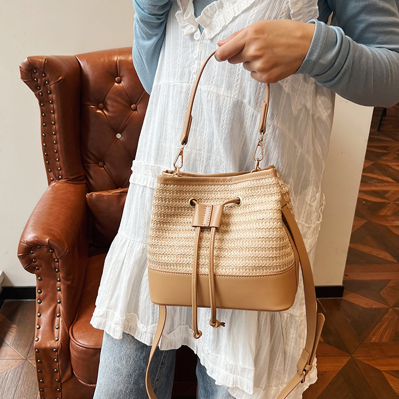 Geantă bucket împletită pentru femei, stil ușor de lux, culori în contrast, senzație premium, piesă versatilă pentru umăr sau crossbody.