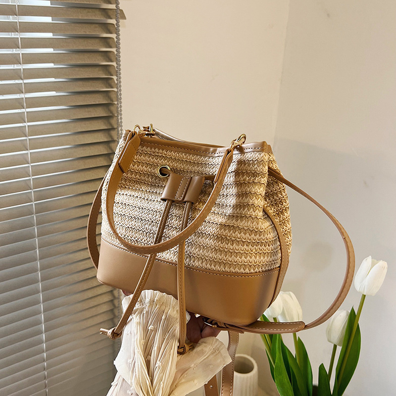 Geantă bucket împletită pentru femei, stil ușor de lux, culori în contrast, senzație premium, piesă versatilă pentru umăr sau crossbody.
