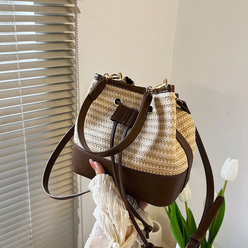 Geantă bucket împletită pentru femei, stil ușor de lux, culori în contrast, senzație premium, piesă versatilă pentru umăr sau crossbody.
