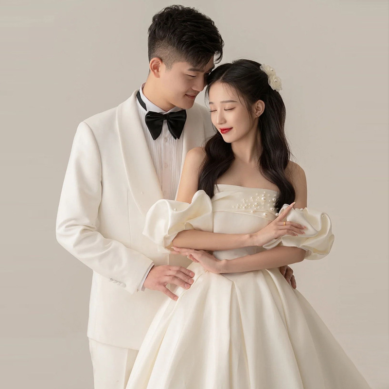 Rochie de mireasă din satin francez ușoară, fără mâneci, elegantă și lungă, talie înaltă și fustă de prințesă, inspirată din pădure.