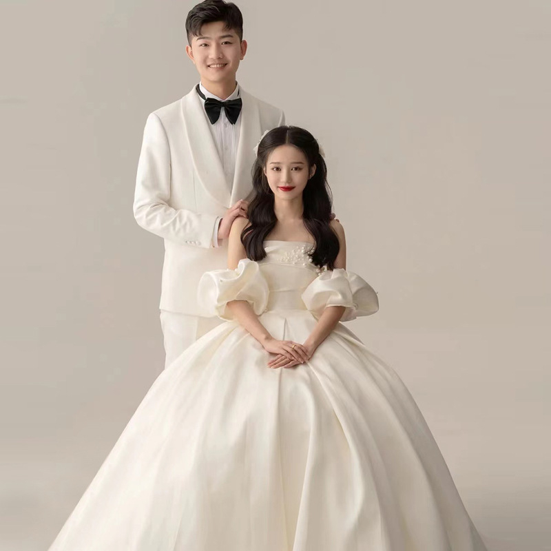 Rochie de mireasă din satin francez ușoară, fără mâneci, elegantă și lungă, talie înaltă și fustă de prințesă, inspirată din pădure.