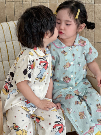 Pijamale pentru copii din bumbac 100% – țesătură din tifon pentru primăvară-vară, mâneci scurte, pantaloni lungi, unisex, imprimeu cu desene animate, set din două piese
